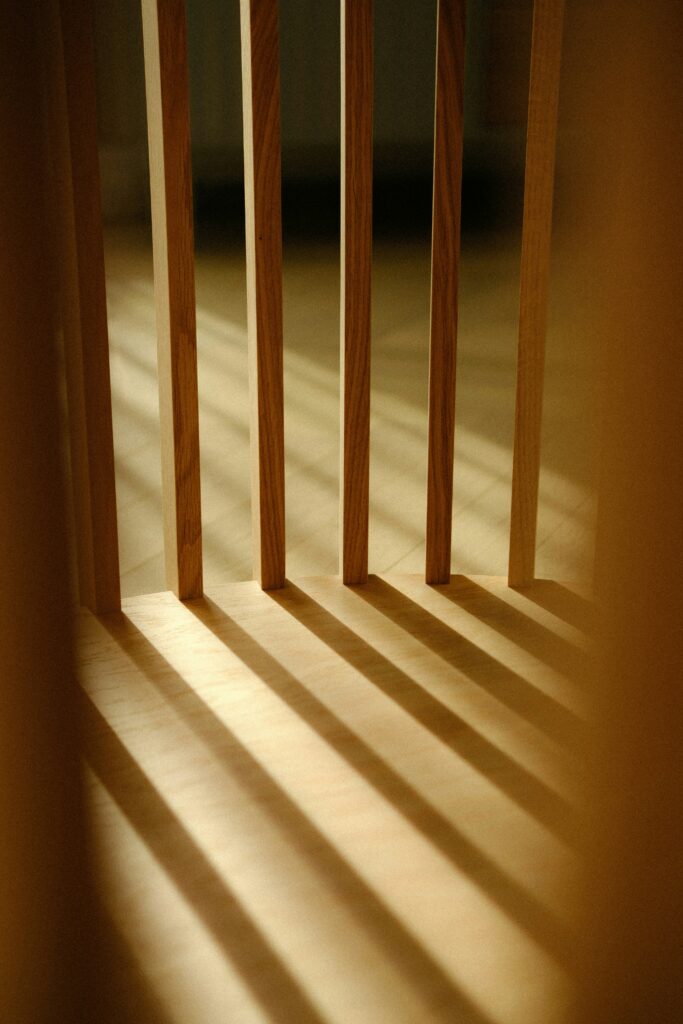 Lumière qui passe entre des lattes de bois
