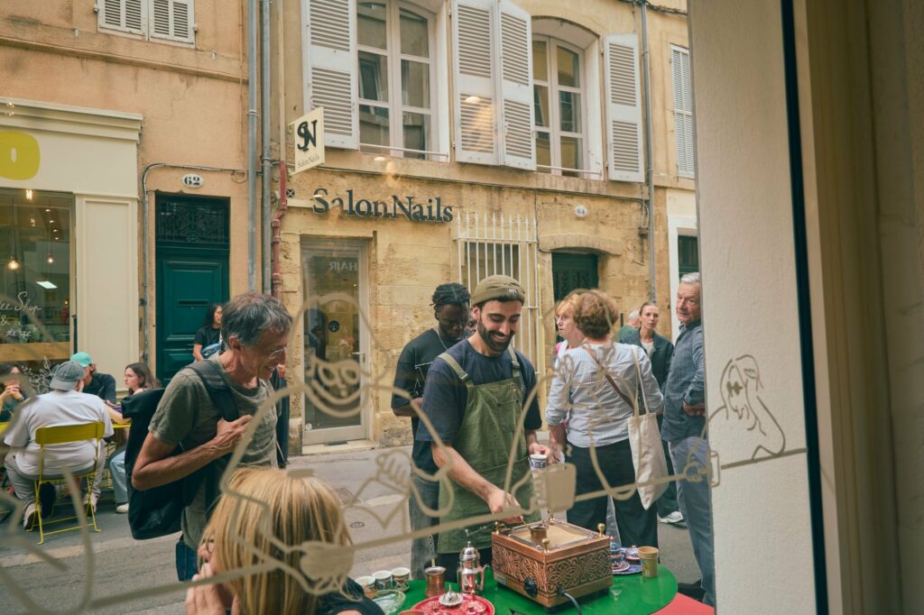 Inauguration de Mozaik Coffee à Aix-en-Provence : café préparé dans le sable devant le public, dans la rue