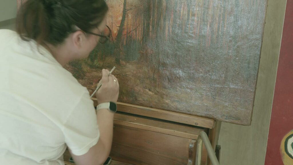 Caroline Dinet, restauratrice, dans son atelier C’art’oline