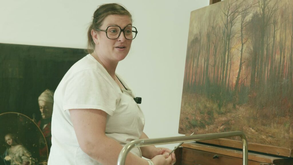 Caroline Dinet, restauratrice, dans son atelier C’art’oline