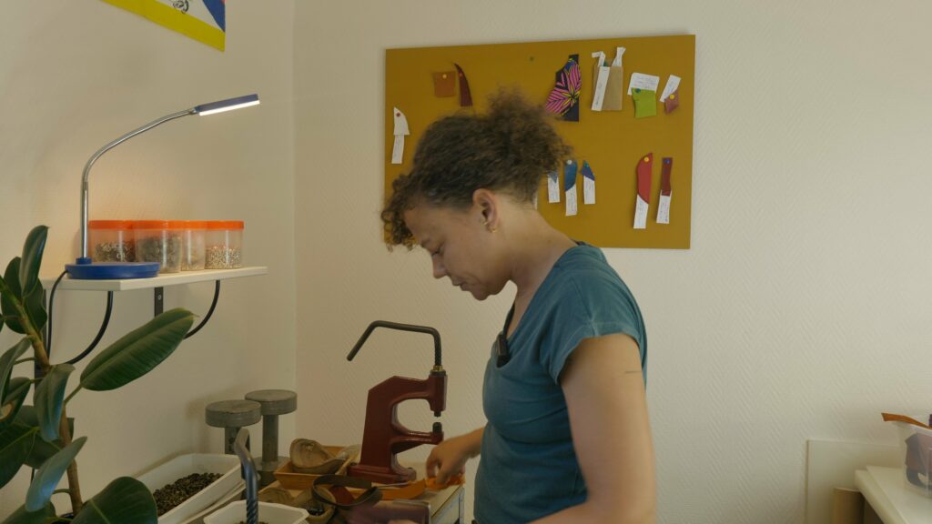 Valérie à l’établi de l’atelier Faméthic