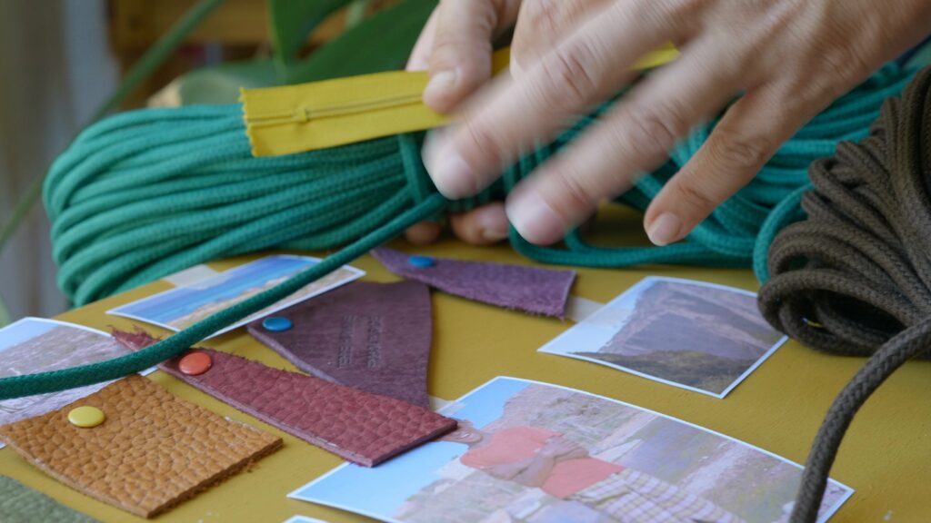 Cordelettes et échantillons de cuir sur la table de l’atelier