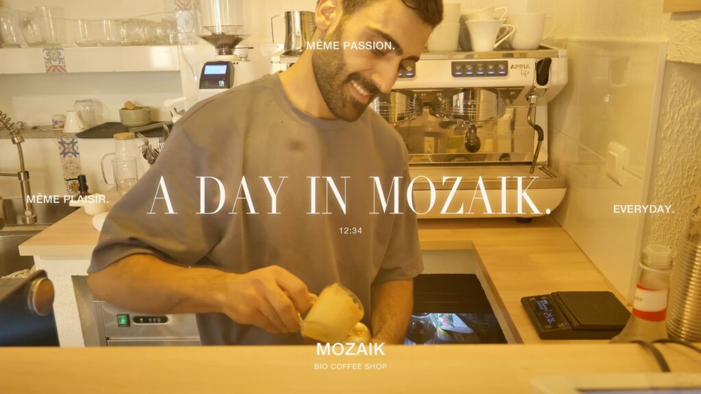 Image du film A day in Mozaik : le barista au comptoir
