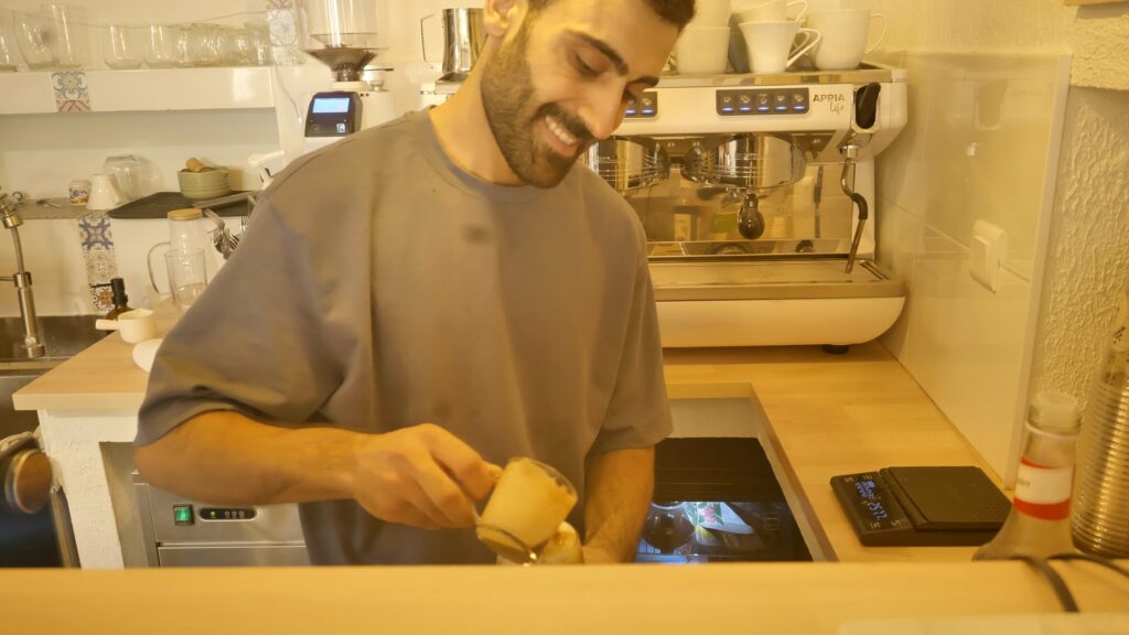 Le barista de Mozaik au comptoir