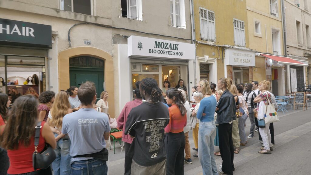 La rue devant Mozaik le jour de l’inauguration