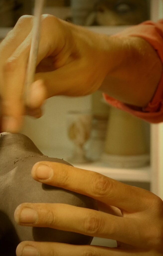 Samuele Perraro, céramiste, dans son atelier