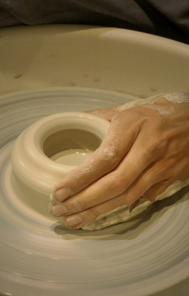 Samuele Perraro, céramiste, dans son atelier