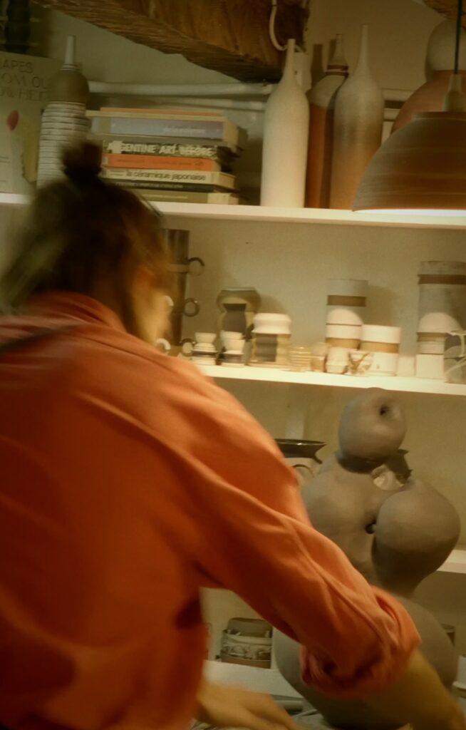 Samuele Perraro, céramiste, dans son atelier