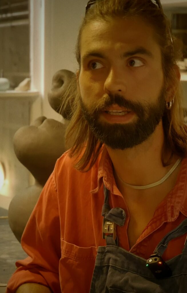Samuele Perraro, céramiste, dans son atelier