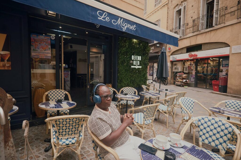 Tchalé assis en terrasse dans une rue d’Aix-en-Provence